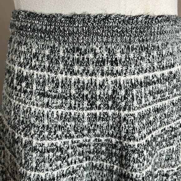 Sioni A- Line Skirt Knit Fringe Hem Black and White Stretchy size small - Picture 4 of 8
